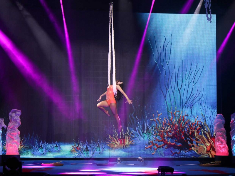 Mujer colgando de una cuerda en una escena de underwater 