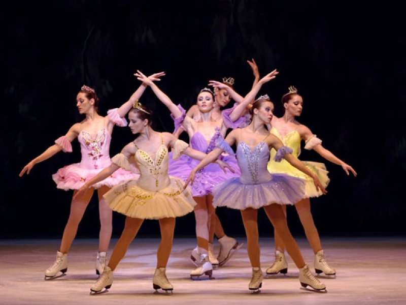 Grupo de bailarinas danzando sobre una pista de hielo