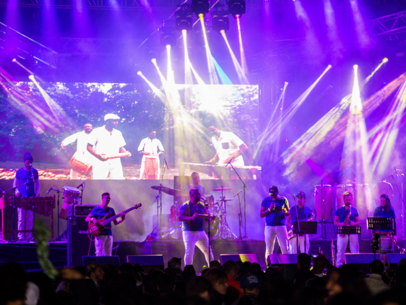 Musicos y luces en el escenario durante el Festival Colombia al Parque 