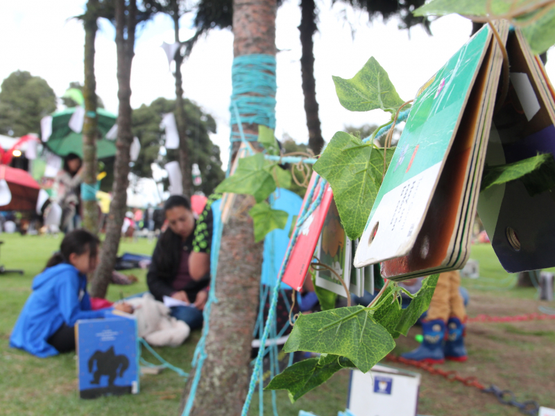 Niños participando en una actividad al aire libre