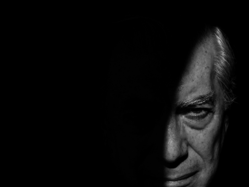 Primer plano en blanco y negro de Mario Vargas Llosa