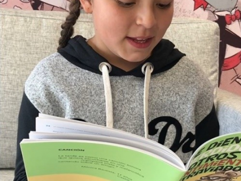 Niña con libro