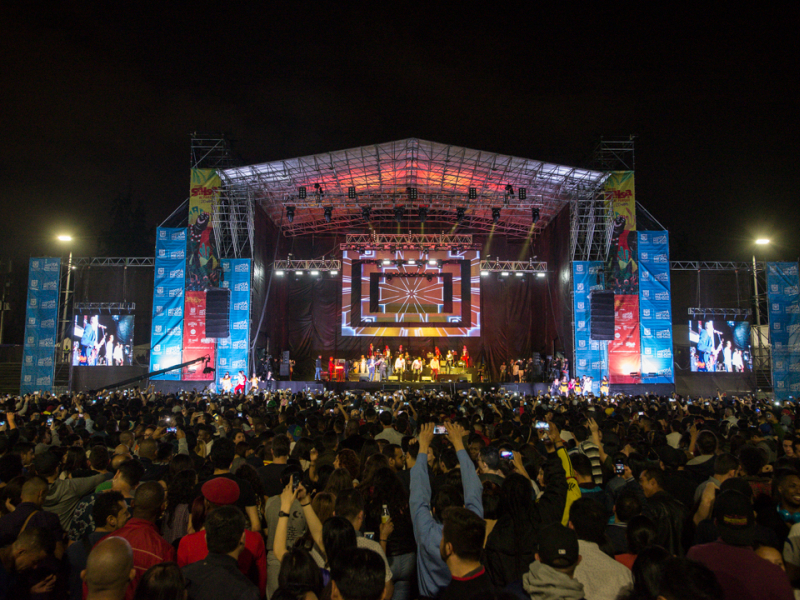 Escenario iluminado durante un Festival Salsa al Parque 