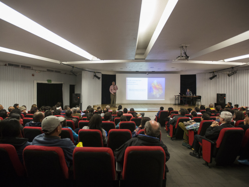 Conferencista y público en un salón