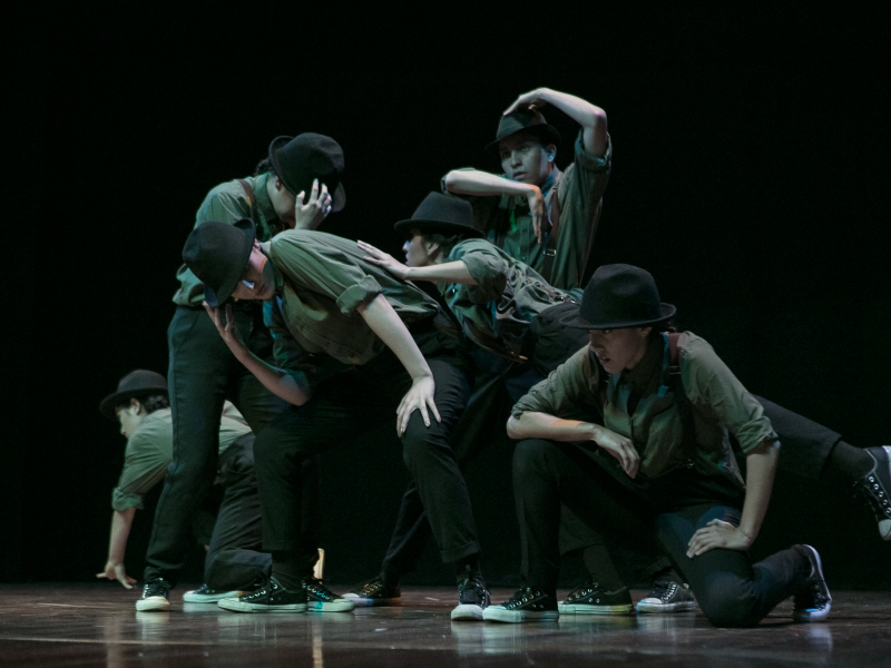 Grupo de bailarines en el escenario