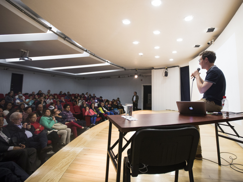  Persona dando una conferencia 