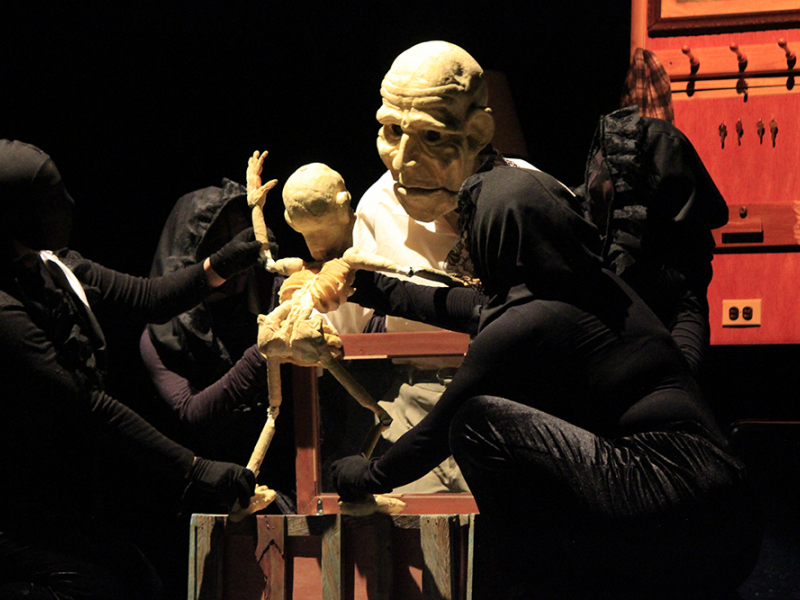 Actores y marionetas en escena