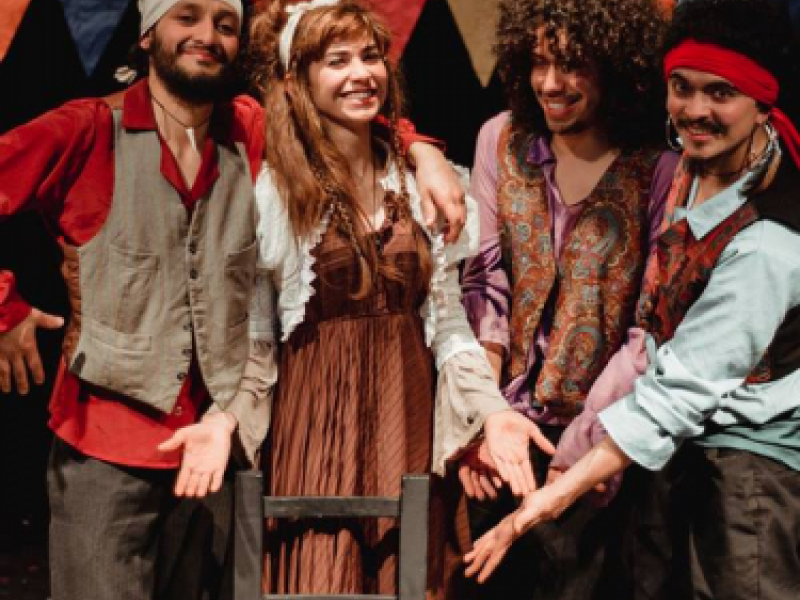 Actores en escena vestidos como gitanos