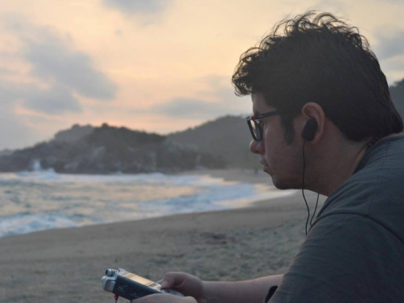 Luis Fernando Hermida en una playa