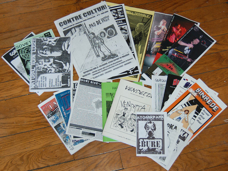 Imagen de varios fanzines en superficie de madera