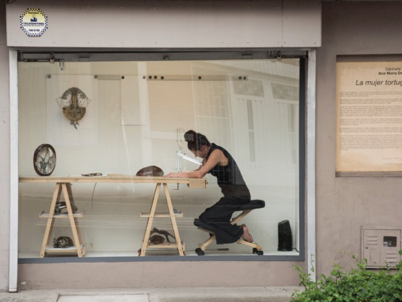 Mujer haciendo parte de una exposición en un espacio artístico