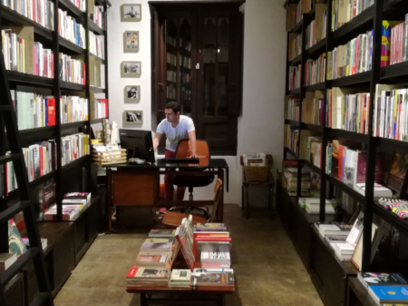 Persona en un cuarto lleno de libros