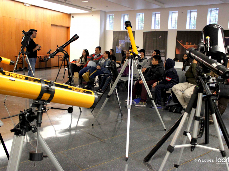 Telescopios y personas asistiendo a un taller