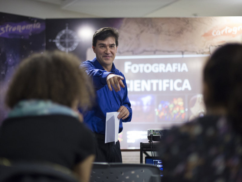 Escena de personas participando en una actividad educativa