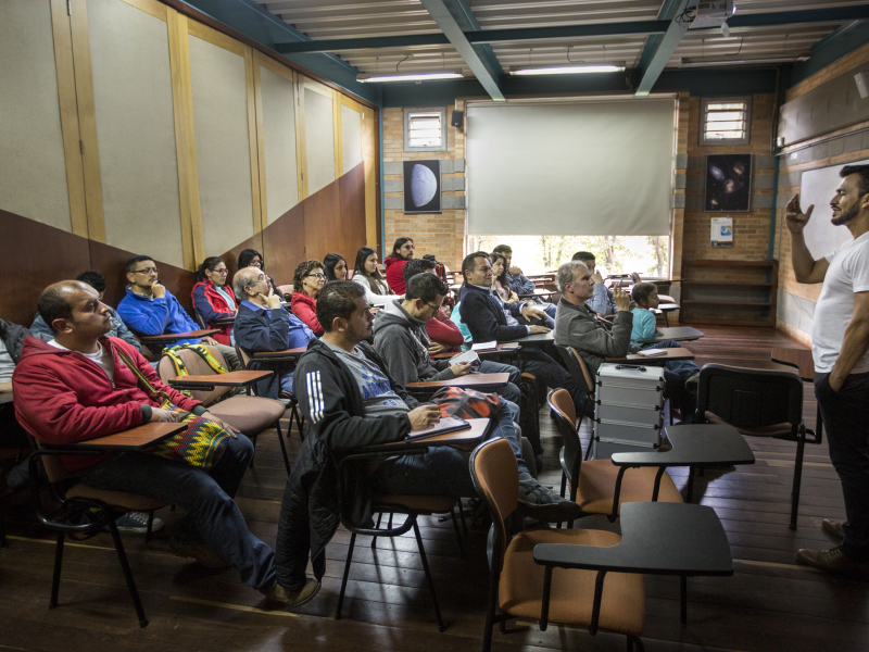 Personas haciendo parte de una clase