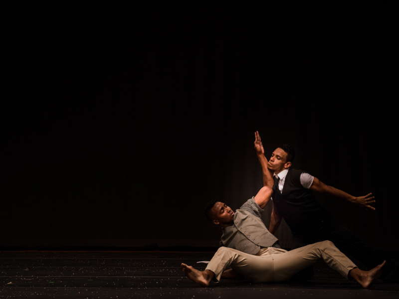 Dos hombres danzando en escena