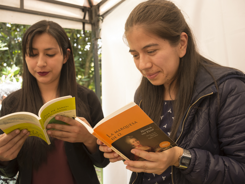 Niñas con libros en la mano