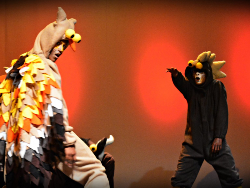 Artistas disfrazados en el escenario