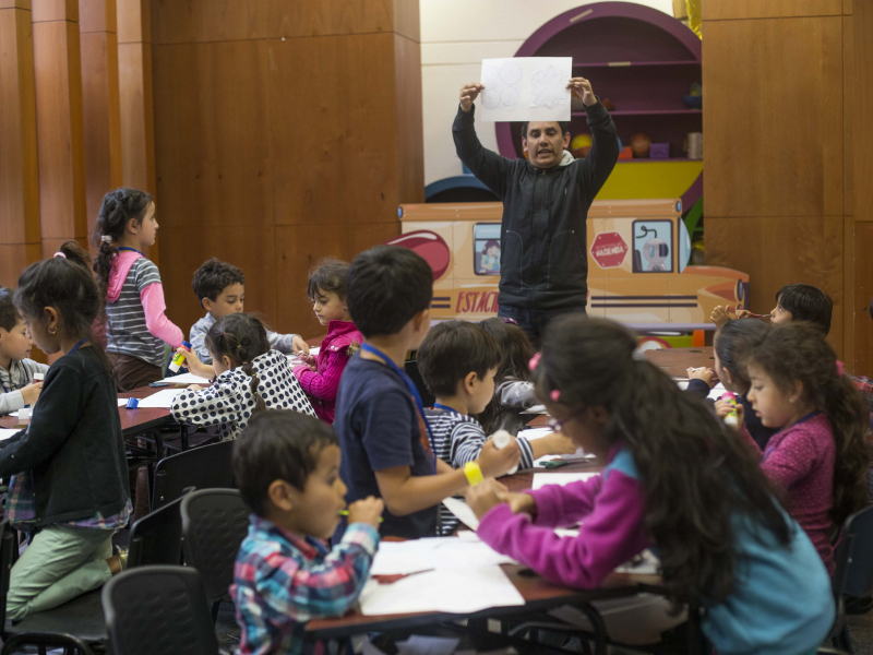 Jóvenes participando en una actividad de aprendizaje