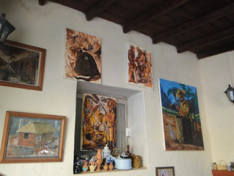 Cuadros expuestos en una tienda de arte en Cuba - Foto Wikimedia Commons