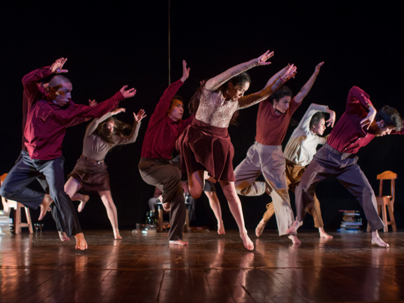 Personas bailando en un escenario