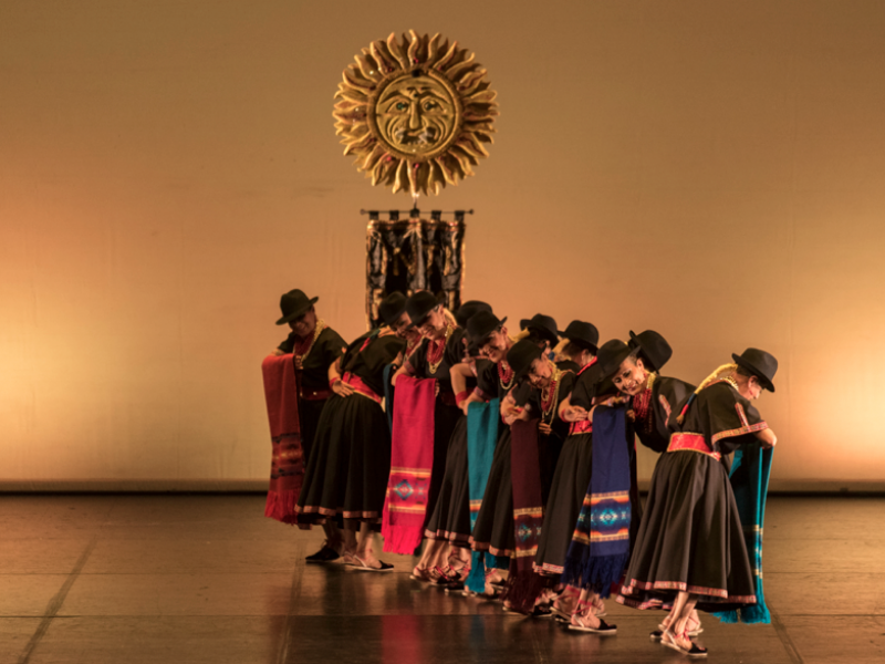 Grupo de bailarines en escena