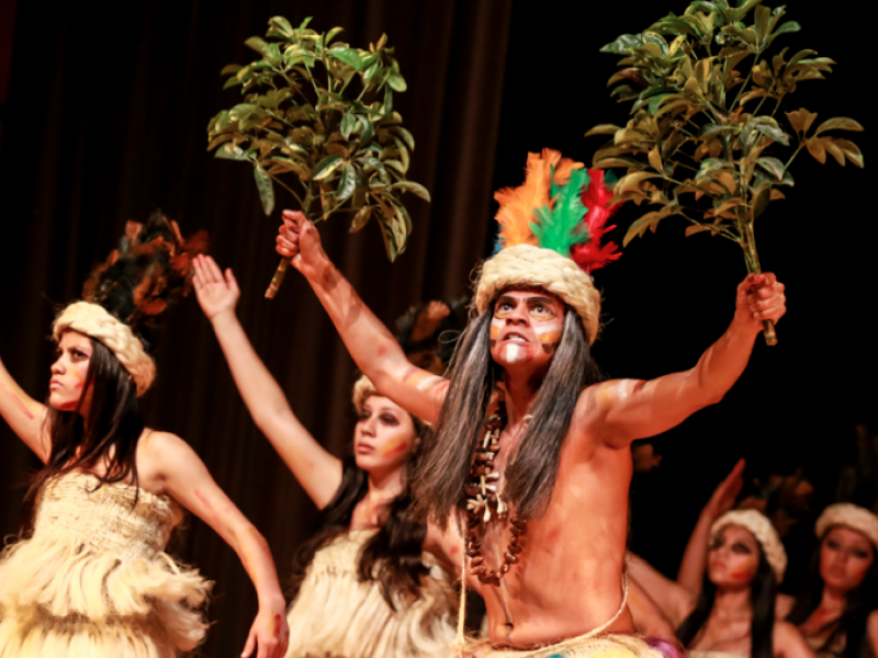 Bailarines en traje típico en el escenario