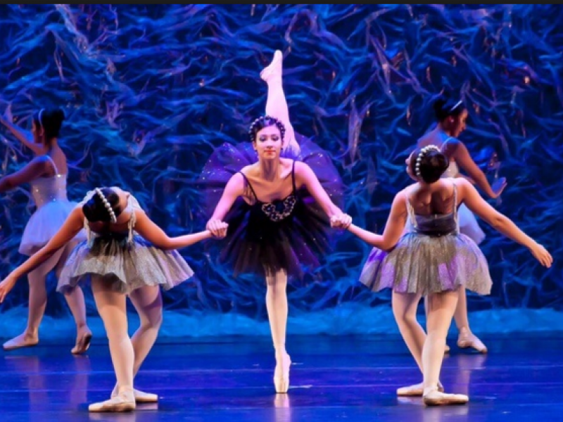 Mujeres bailando ballet en el escenario