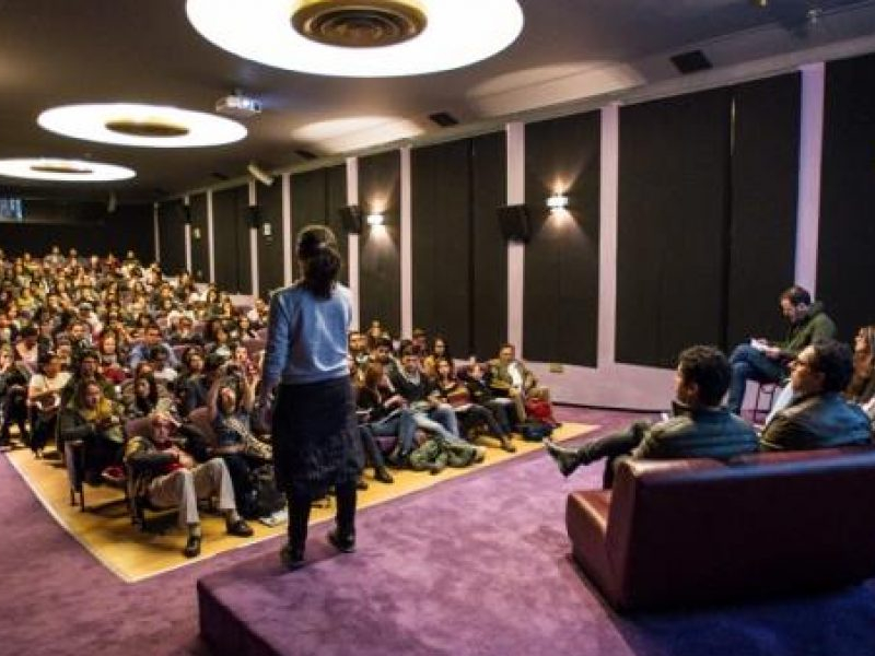 Gente participando en una charla en la Cinemateca