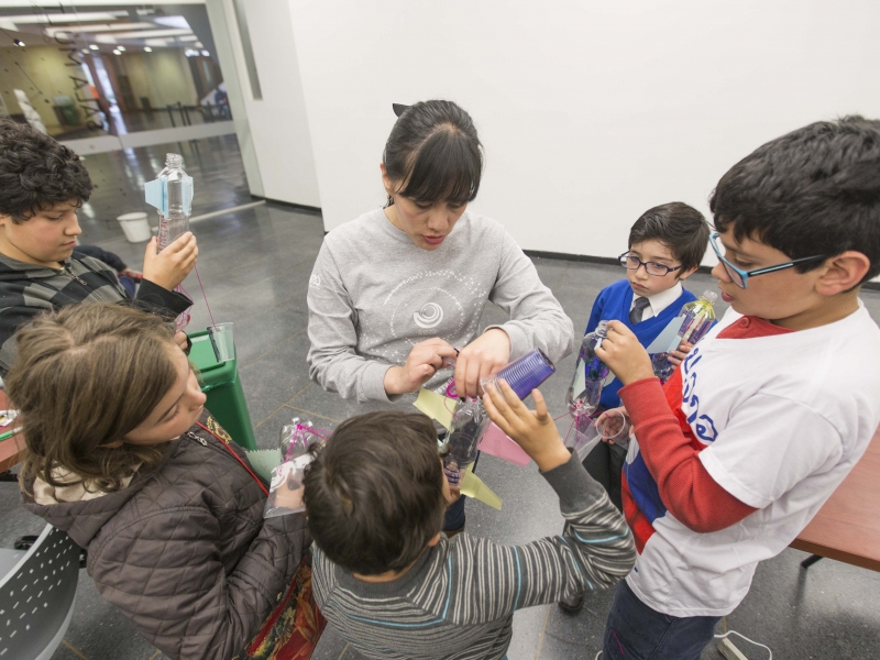 Personas participando de una actividad en un salón