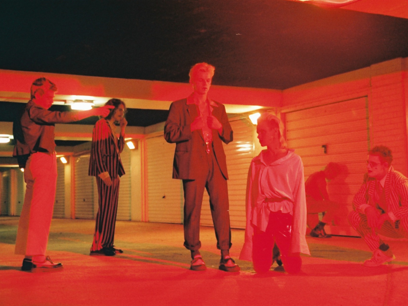 Hombres en la calle, foto en tonos rojos