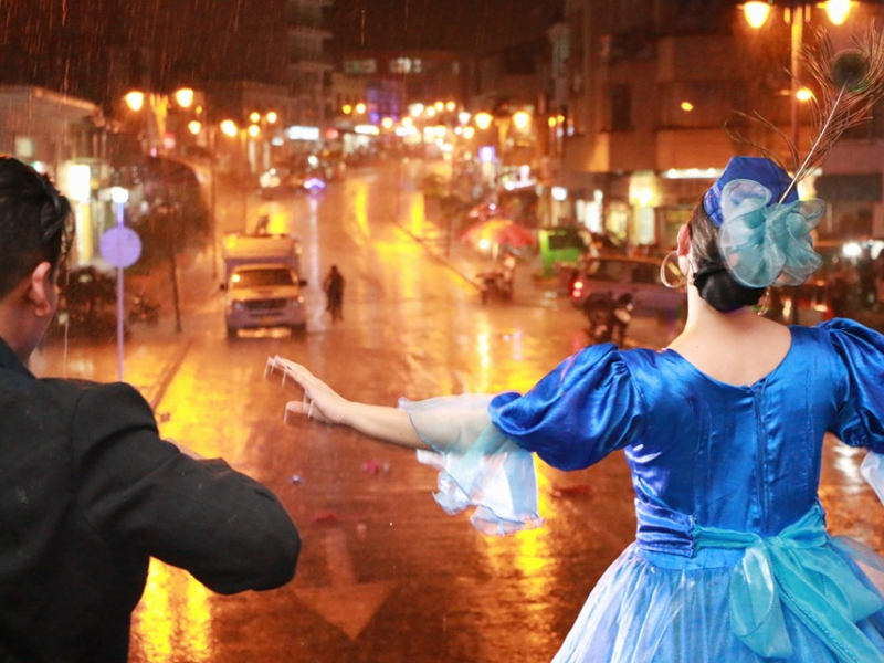 Personas bailando de frente a la calle