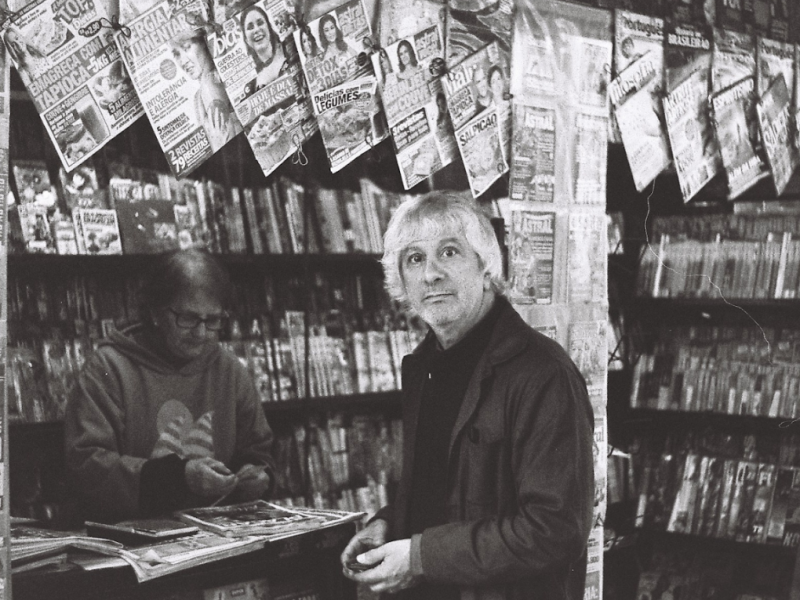 Lee Ranaldo  en un puesto de revistas, foto en blanco y negro