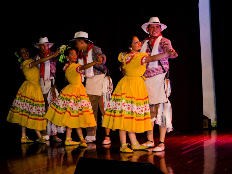 Personas bailando en el escenario