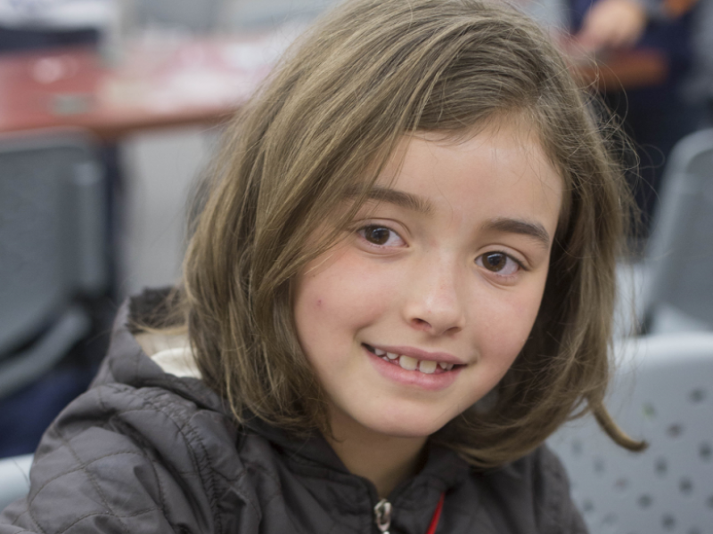 Niña participando en una actividad educativa