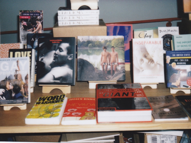 Literatura gay en un estante