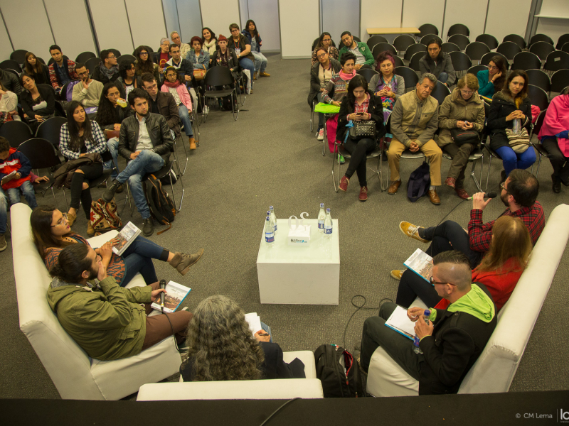 Personas participando de una actividad en un salón