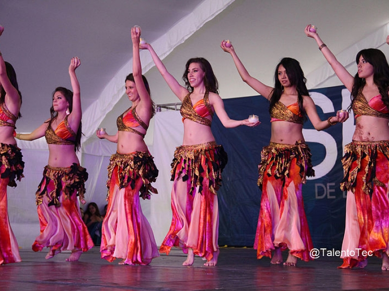 Mujeres ahciendo danzas orientales