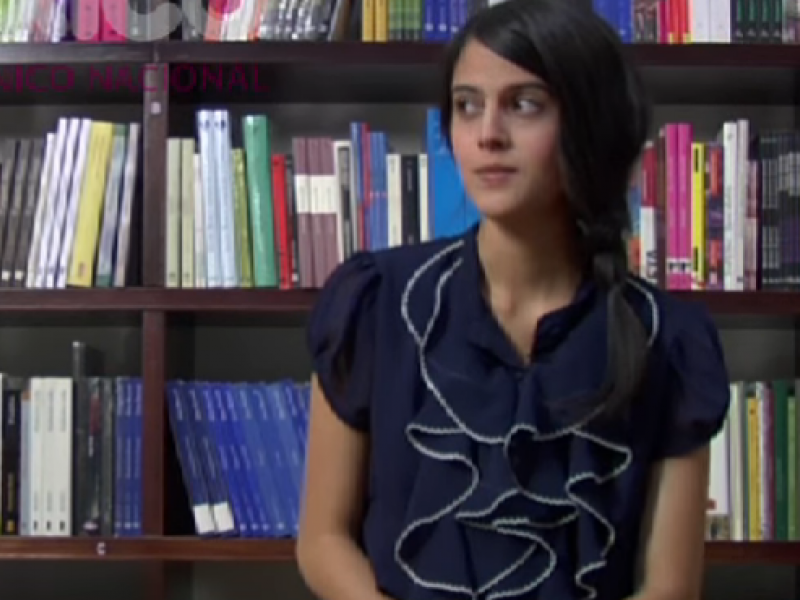 Mujer sentada frente a una biblioteca