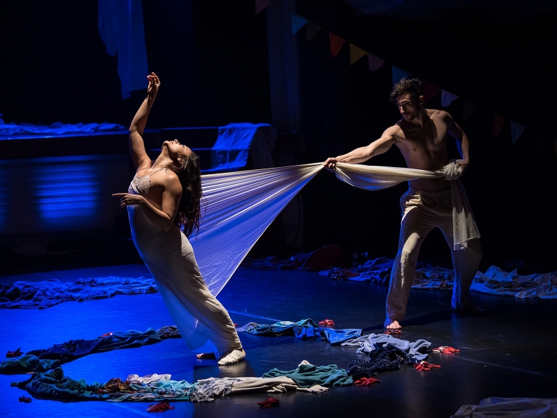 Hombre y mujer en escena con luces azules 