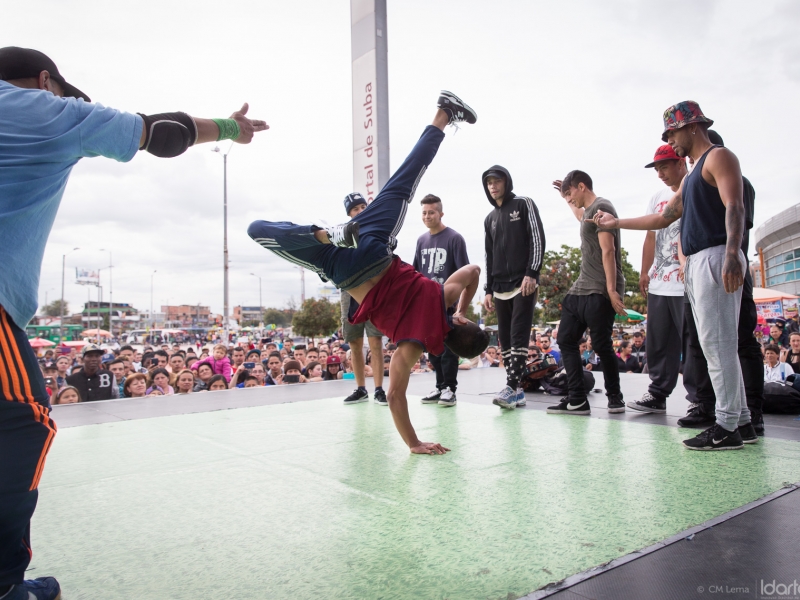 Hombres bailando break dance