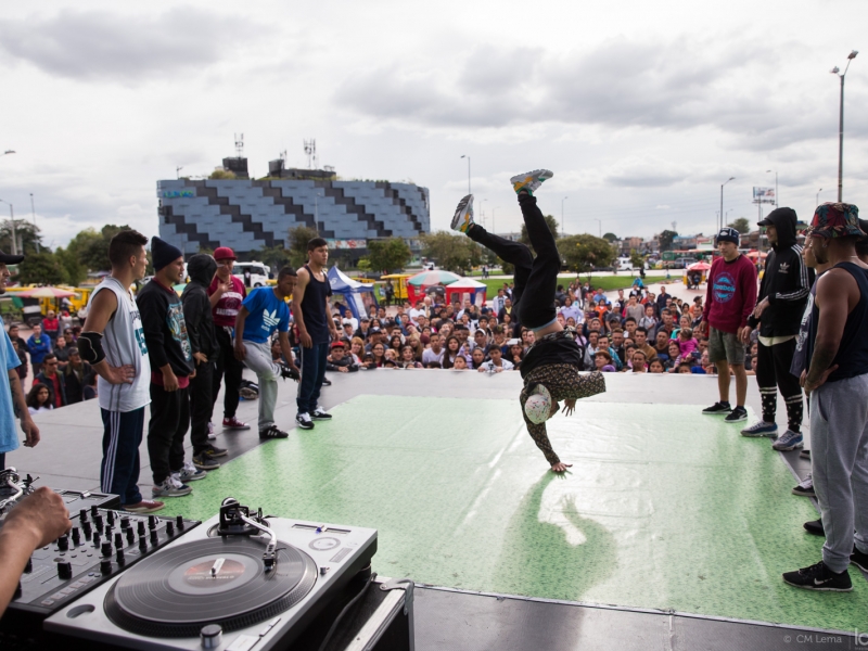 Personas bailando en el escenario