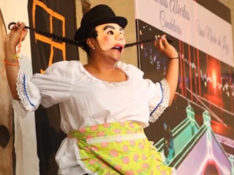 Mujer vestida de campesina con sombrero y máscara en escena