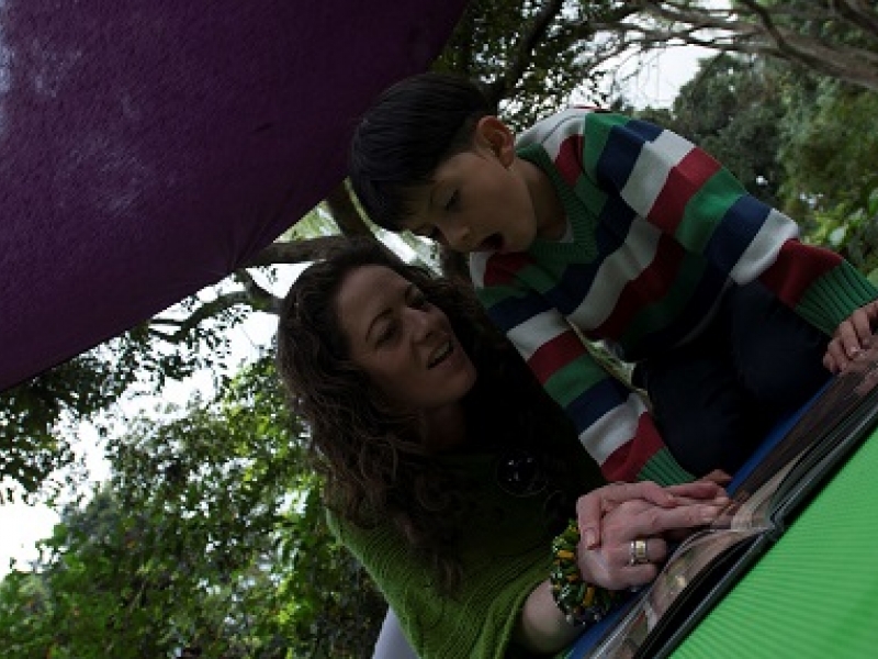 Personas disfrutando de una actividad de lectura al aire libre.