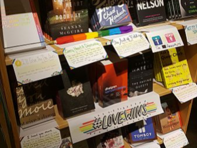 Libros LGBT en la librería Powell's Books, de Portland, Oregon. Fotografía de Wikimedia Commons. 