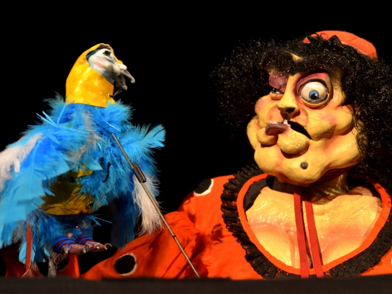 Titere de señora y pájaro