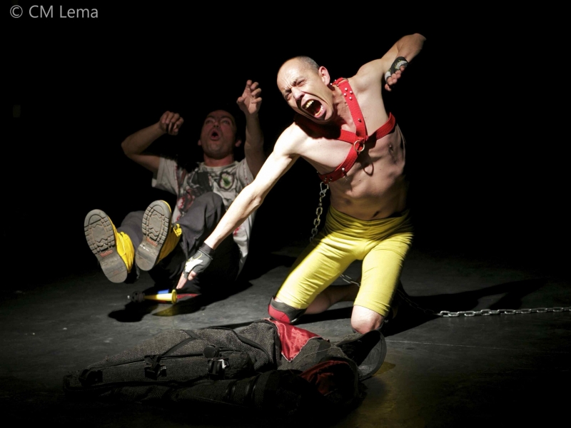 Dos hombres actuando en el escenario