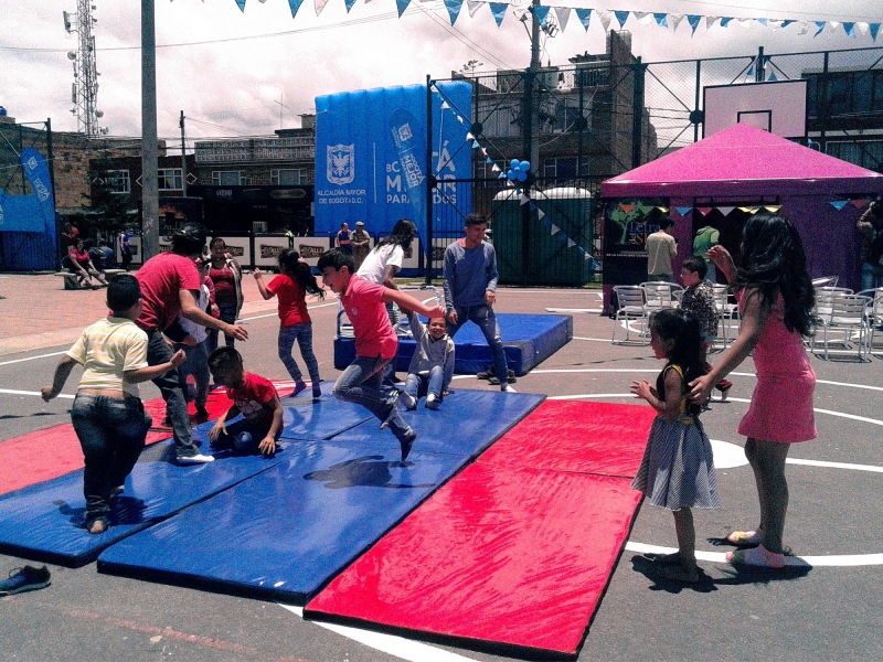 Jóvenes y niños participando de una actividad al aire libre