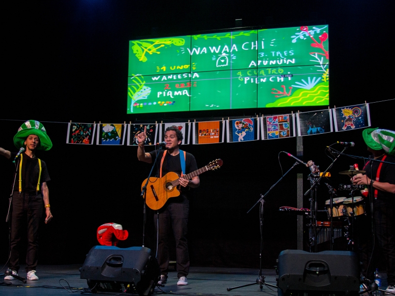 Hombres con instrumentos en el escenario