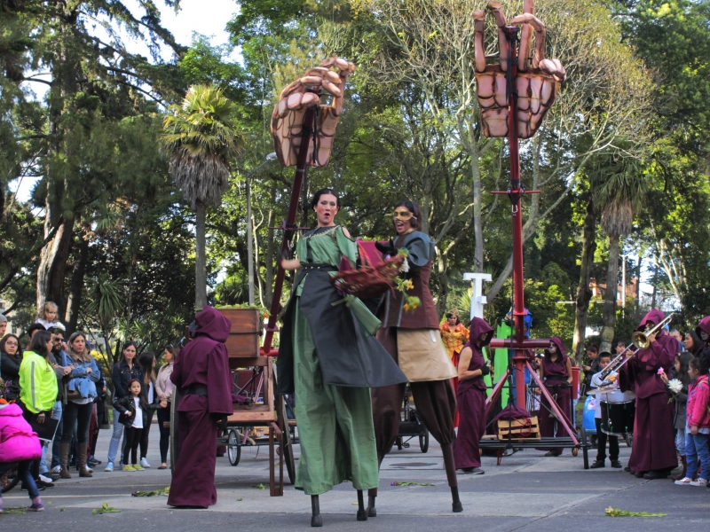 Procesión Hamlet de la agrupación Fundación Gota de Mercurio Arte Escénico